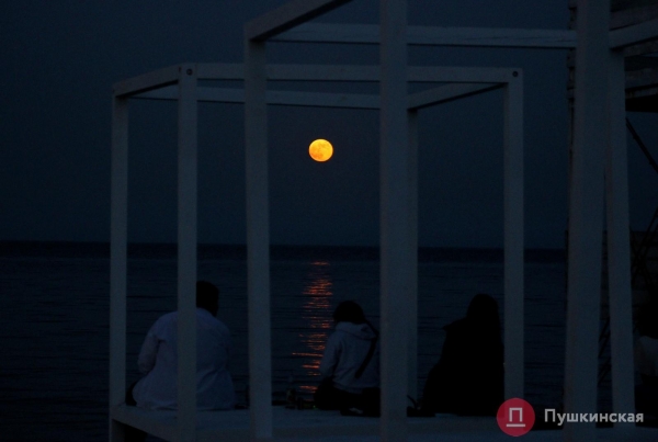Как одесситы на берегу Черного моря красную суперлуну встречали. Фоторепортаж