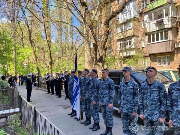 В Одессе столетнего морпеха-ветерана поздравили с военным оркестром