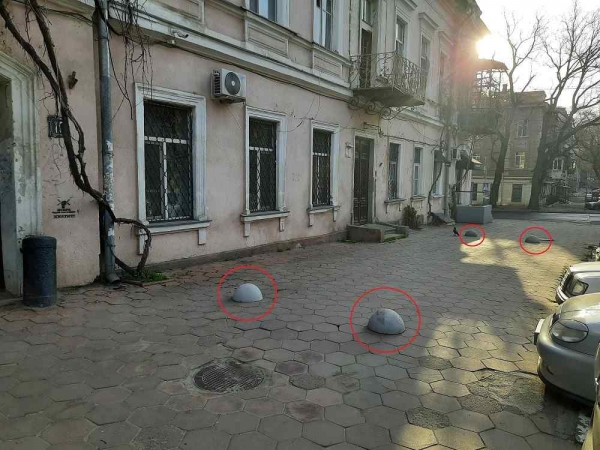 Одесситы пожаловались мэру на антипарковочные полусферы на тротуаре в центре города. Фото