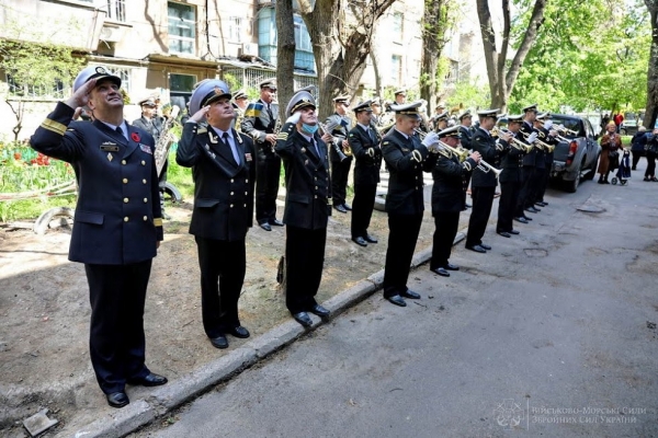 В Одессе столетнего морпеха-ветерана поздравили с военным оркестром