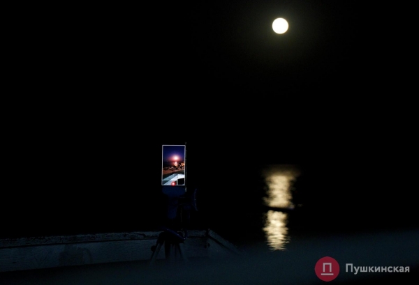 Как одесситы на берегу Черного моря красную суперлуну встречали. Фоторепортаж