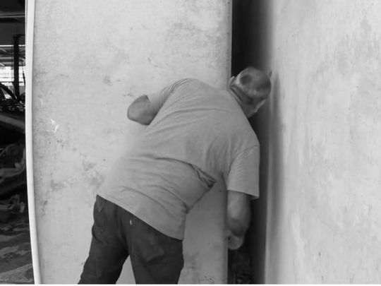 Гола жінка застрягла вниз головою в щілині шириною 20 см — рятувальники витягали її дві години