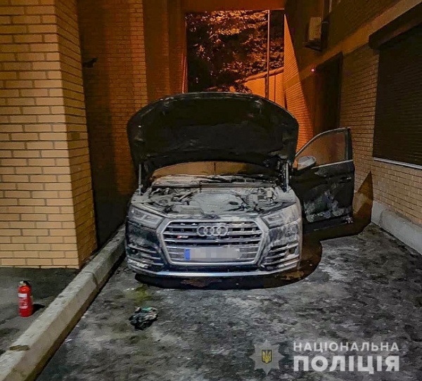 Одесситы подожгли Audi в центре Киева