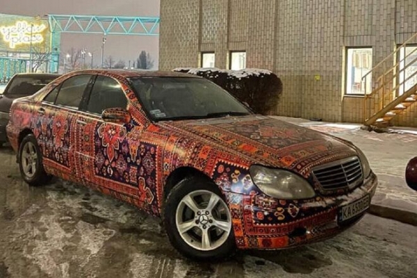 
Mercedes "переодели" в ковер: в Киеве заметили необычную машину – фото
