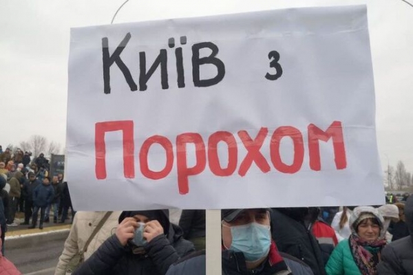 
Битва за Порошенко: в Киеве сторонники пятого президента устроили драку с полицией, видео
