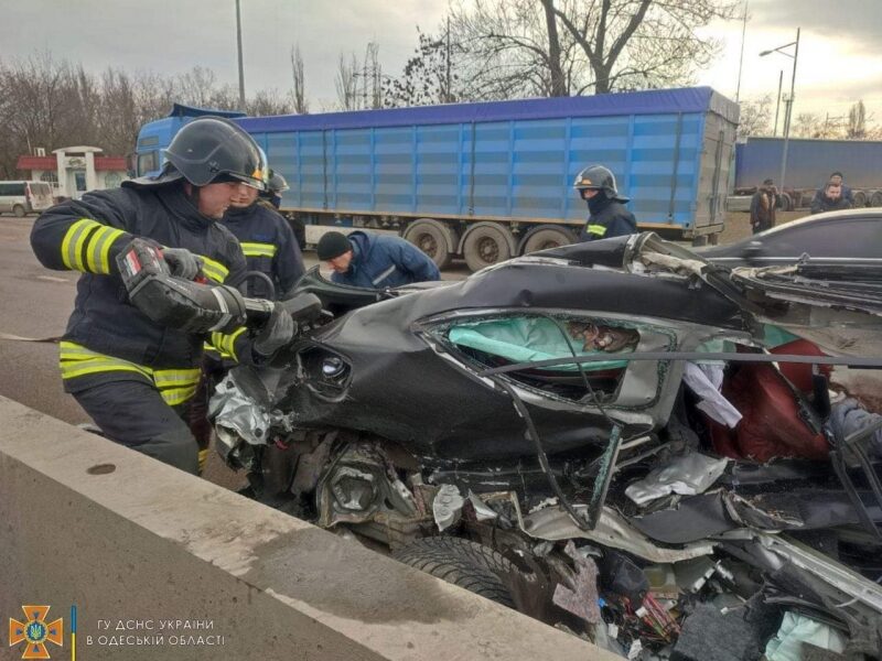 Дружина українського футболіста загинула у&nbsp;страшній ДТП під Одесою: фото та&nbsp;відео з&nbsp;місця трагедії