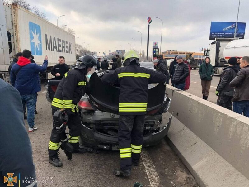 Дружина українського футболіста загинула у&nbsp;страшній ДТП під Одесою: фото та&nbsp;відео з&nbsp;місця трагедії