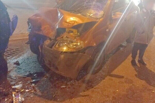 В Одессе водитель сбил 12-летнюю девочку и врезался в припаркованные авто