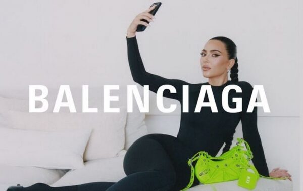Ким Кардашьян позировала в облегающем наряде Balenciaga