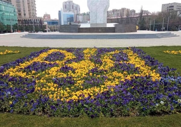 На площади 10 апреля появилась патриотическая цветочная композиция На площади 10 апреля появилась патриотическая цветочная композиция
