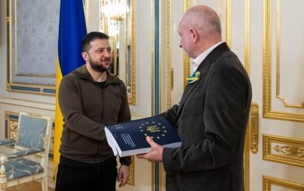 Зеленский передал послу ЕС анкету на членство