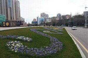 На площади 10 апреля появилась патриотическая цветочная композиция На площади 10 апреля появилась патриотическая цветочная композиция