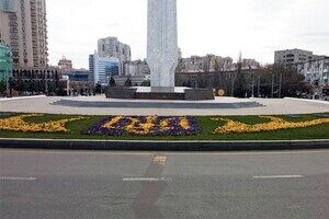 На площади 10 апреля появилась патриотическая цветочная композиция На площади 10 апреля появилась патриотическая цветочная композиция