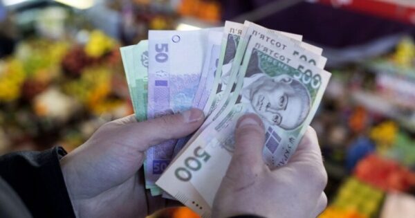 Уже 250 тысяч внутренних переселенцев получили по 2000-3000 гривен