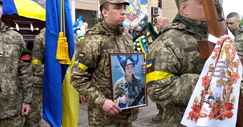 «У березні тільки народився син»: у Вінниці воєнні льотчики попрощались із 25-річним колегою