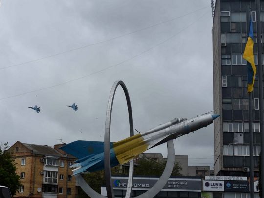 «У березні тільки народився син»: у Вінниці воєнні льотчики попрощались із 25-річним колегою