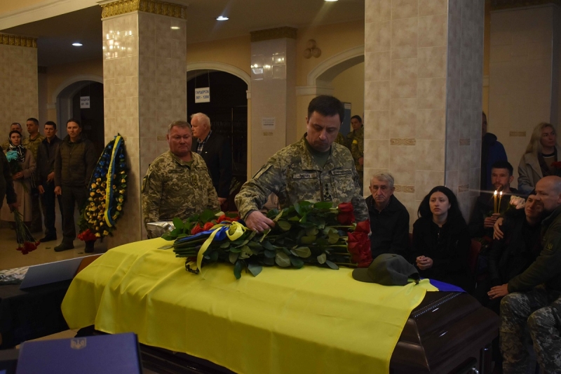«У березні тільки народився син»: у Вінниці воєнні льотчики попрощались із 25-річним колегою