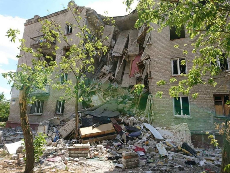 Рашисти обстріляли дві громади на Дніпропетровщині та продовжують стирати з лиця землі міста і села на Луганщині (фото)