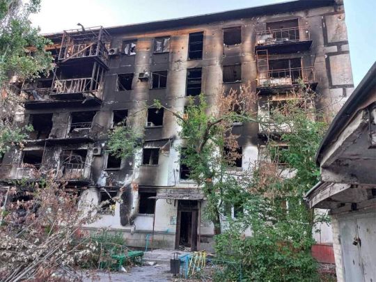 Рашисти обстріляли дві громади на Дніпропетровщині та продовжують стирати з лиця землі міста і села на Луганщині (фото)