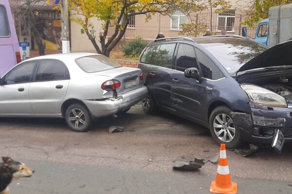 Под Одессой произошло ДТП с участием шести автомобилей: пострадали два человека, в том числе прохожая