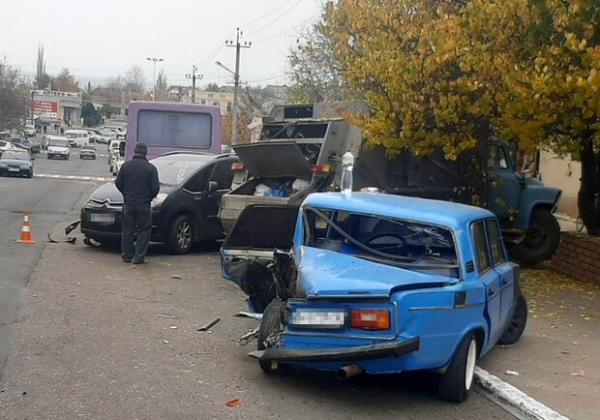 Под Одессой произошло ДТП с участием шести автомобилей: пострадали два человека, в том числе прохожая