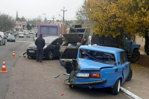 Под Одессой произошло ДТП с участием шести автомобилей: пострадали два человека, в том числе прохожая