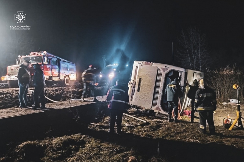На Тернопільщині перекинувся автобус, яким везли десятки людей з Буковеля: троє осіб загинули (фото)