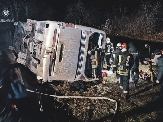 На Тернопільщині перекинувся автобус, яким везли десятки людей з Буковеля: троє осіб загинули (фото)