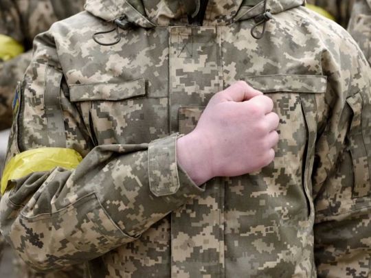 Повістку вручили людині, яку знято або виключено з військового обліку: що робити
