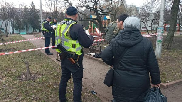 У Києві біля дитячого майданчика вибухнула граната, загинув молодий чоловік (фото)