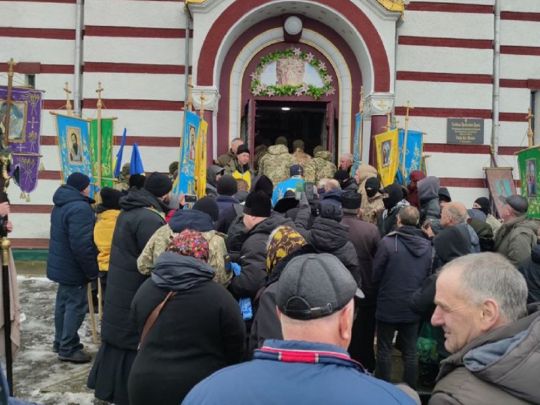 У&nbsp;селі на&nbsp;Буковині місцеві жителі штурмом узяли храм УПЦ, де&nbsp;відмовлялися відспівувати бійця ЗСУ (відео)