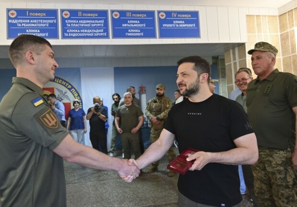Зеленский в Одессе вручил награды военным и медикам, а также посетил госпиталь 