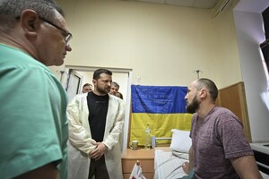 Зеленский в Одессе вручил награды военным и медикам, а также посетил госпиталь 