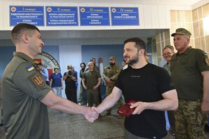 Зеленский в Одессе вручил награды военным и медикам, а также посетил госпиталь 