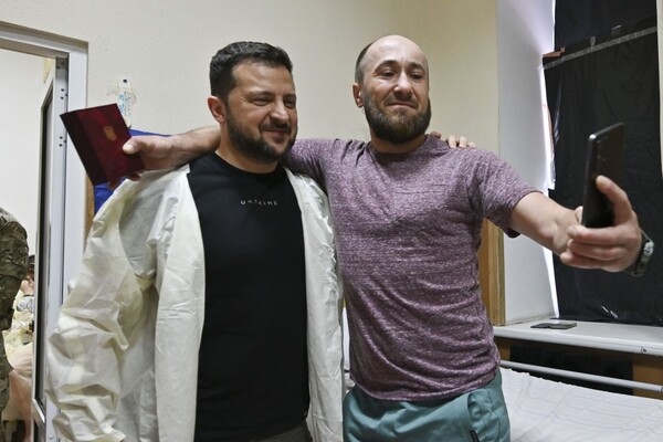 Зеленский в Одессе вручил награды военным и медикам, а также посетил госпиталь 