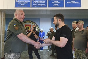 Зеленский в Одессе вручил награды военным и медикам, а также посетил госпиталь 
