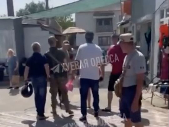 Хотіли вручити повістку: під Одесою на ринку пролунали постріли