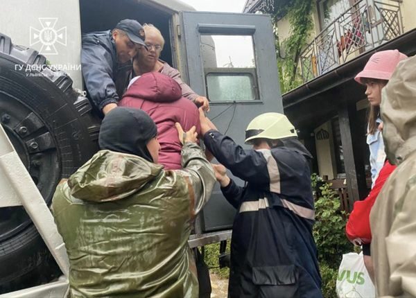Розмиті дороги та&nbsp;пошкоджені мости: у&nbsp;Львівській області борються з&nbsp;наслідками негоди