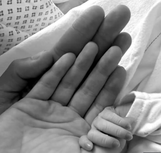 Дівчина футболіста &laquo;МЮ&raquo;, яка звинувачувала його у&nbsp;жорстокому побитті, народила гравцю первістка (фото)