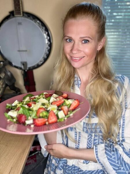 Салат з&nbsp;авокадо, руколою та&nbsp;кедровими горішками: смачно, як&nbsp;у&nbsp;ресторані