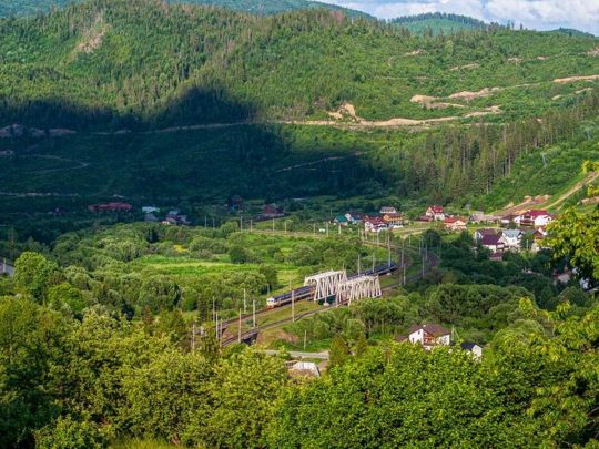 «Укрзалізниця» запускає додаткові поїзди до популярних гірських локацій: що відомо