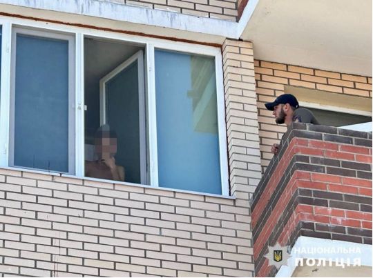 Під Одесою чоловік взяв у заручники дружину з маленькою дочкою та тещу
