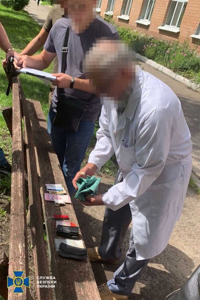 Вимагав гроші за зняття з обліку: на Полтавщині воєнкома викрили на хабарі