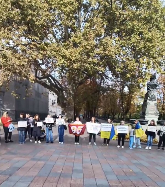 В Києві жінки зібрались на мирний пікет: пропонують демобілізувати тих, хто відслужив 18 місяців