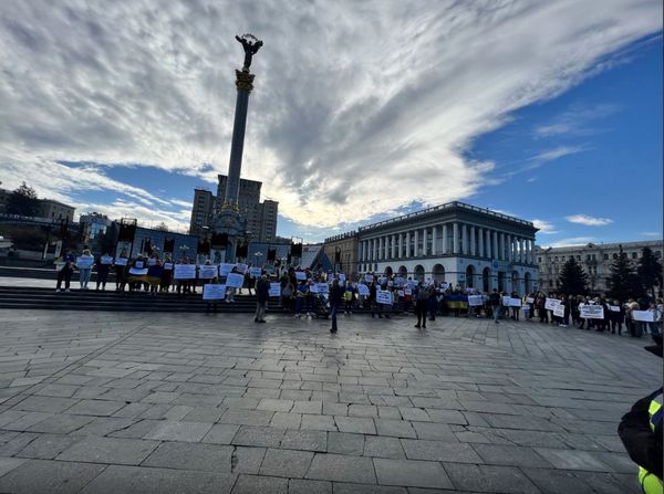 В Києві жінки зібрались на мирний пікет: пропонують демобілізувати тих, хто відслужив 18 місяців
