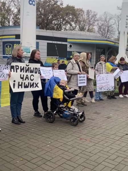 В Києві жінки зібрались на мирний пікет: пропонують демобілізувати тих, хто відслужив 18 місяців