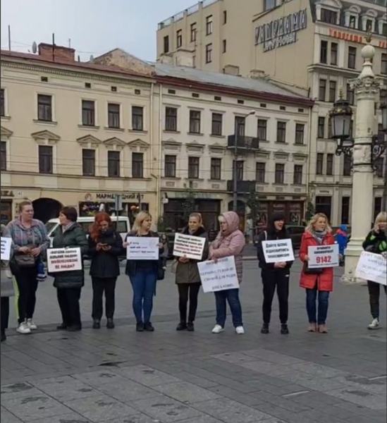 В Києві жінки зібрались на мирний пікет: пропонують демобілізувати тих, хто відслужив 18 місяців
