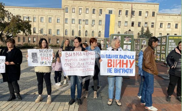 В Києві жінки зібрались на мирний пікет: пропонують демобілізувати тих, хто відслужив 18 місяців