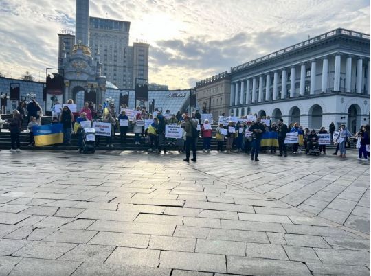 В Києві жінки зібрались на мирний пікет: пропонують демобілізувати тих, хто відслужив 18 місяців