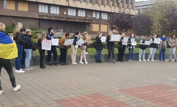 В Києві жінки зібрались на мирний пікет: пропонують демобілізувати тих, хто відслужив 18 місяців